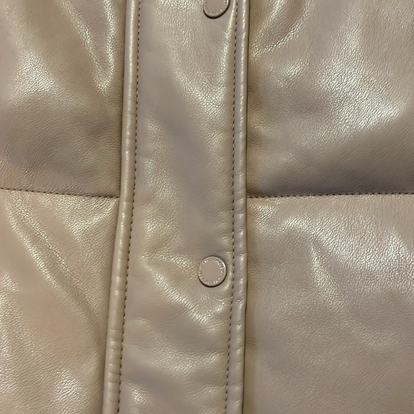 Abercrombie & Fitch-L-Tan-vegan leather, sleeveless, oversized, puffer, vest. - Picture 4 of 12
